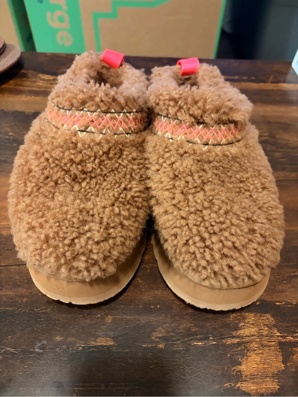 UGG Plush Sherpa Slippers Chestnut Pink Pull Tab NWOT Women’s 8 / EU 39 - Picture 2 of 7